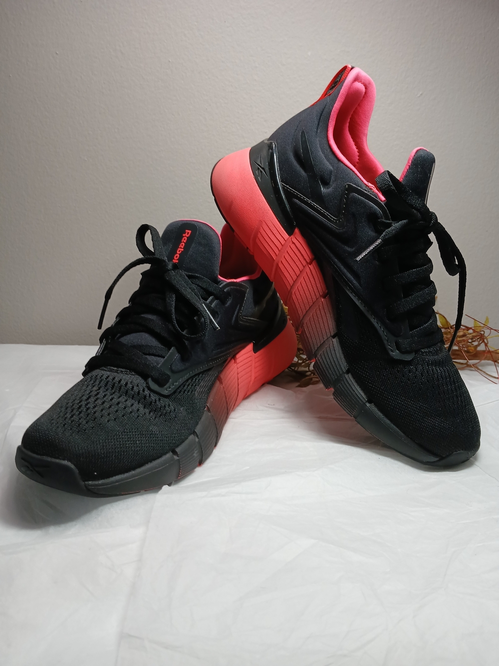 Reebok Women's Black with Pink-Red Gradient Sole Training Shoes Sz 8.5 Comfort